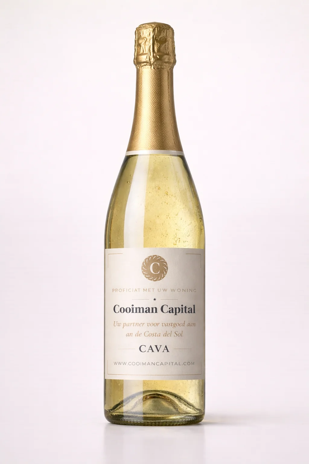 Cava-fles met op maat ontworpen label voor zakelijk event
